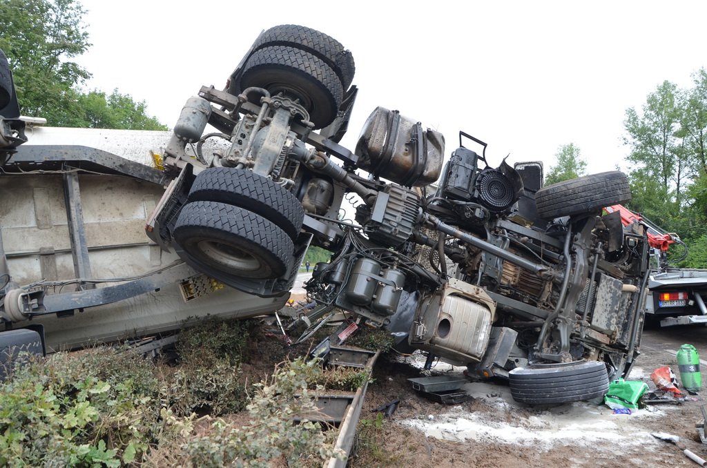 LKW umgestuerzt A 1 Rich Saarbruecken P090.JPG